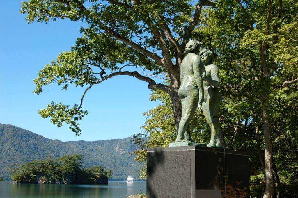 statue of two maidens